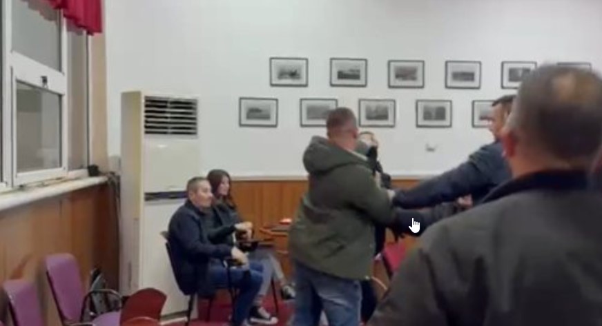 “Turp të keni, legena”- U arrestua pas sherrit në Bashkinë e Pogradecit, Gjykata liron nga burgu Kevi Muçollarin