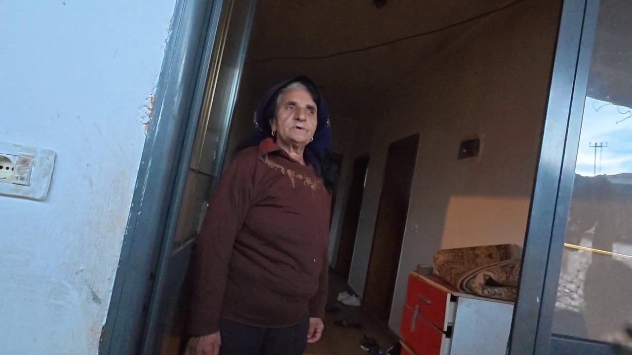 U helmuan e grabitën nga dhëndri në Librazhd, e moshuara flet për Top Channel: Sa mora pensionin, më tha pije këtë…