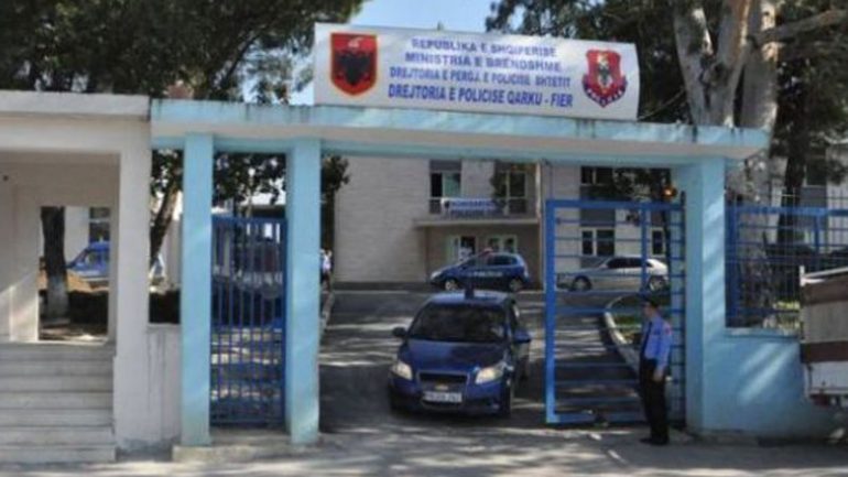 U kap duke drejtuar mjetin pa patentë në Fier, 21-vjeçares i kapen 10 pasaporta të falsifikuara