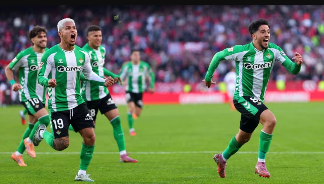 U ndërpre për disa minuta, Betis fiton derbin andaluzian ndaj Sevilla-s. “Nëndetësja e verdhë” merr fitoren e pestë rresht (video)