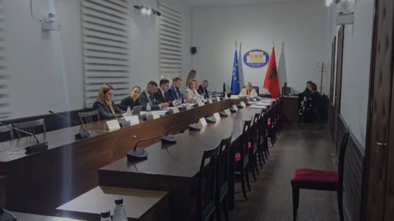 U paralajmërua bojkot, deputetët e PD-së nuk paraqiten në komisionet parlamentare