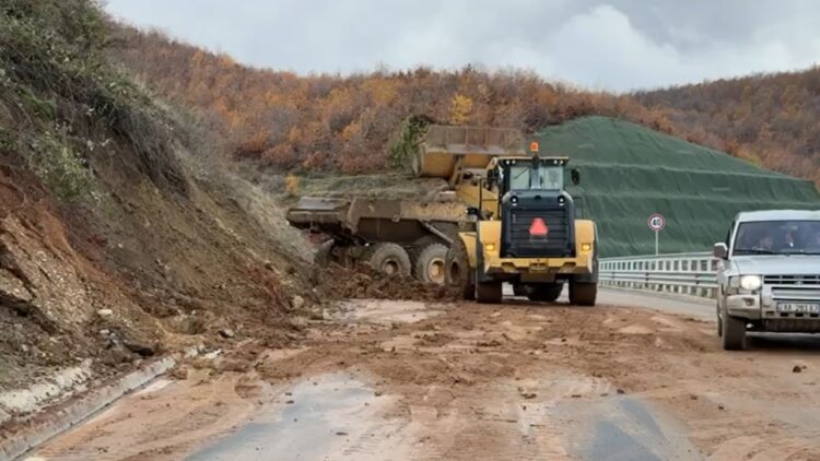 U përurua para 2 muajsh nga Balluku, bllokohet nga rrëshqitjet e dheut aksi Qukës-Qafë Plloçë