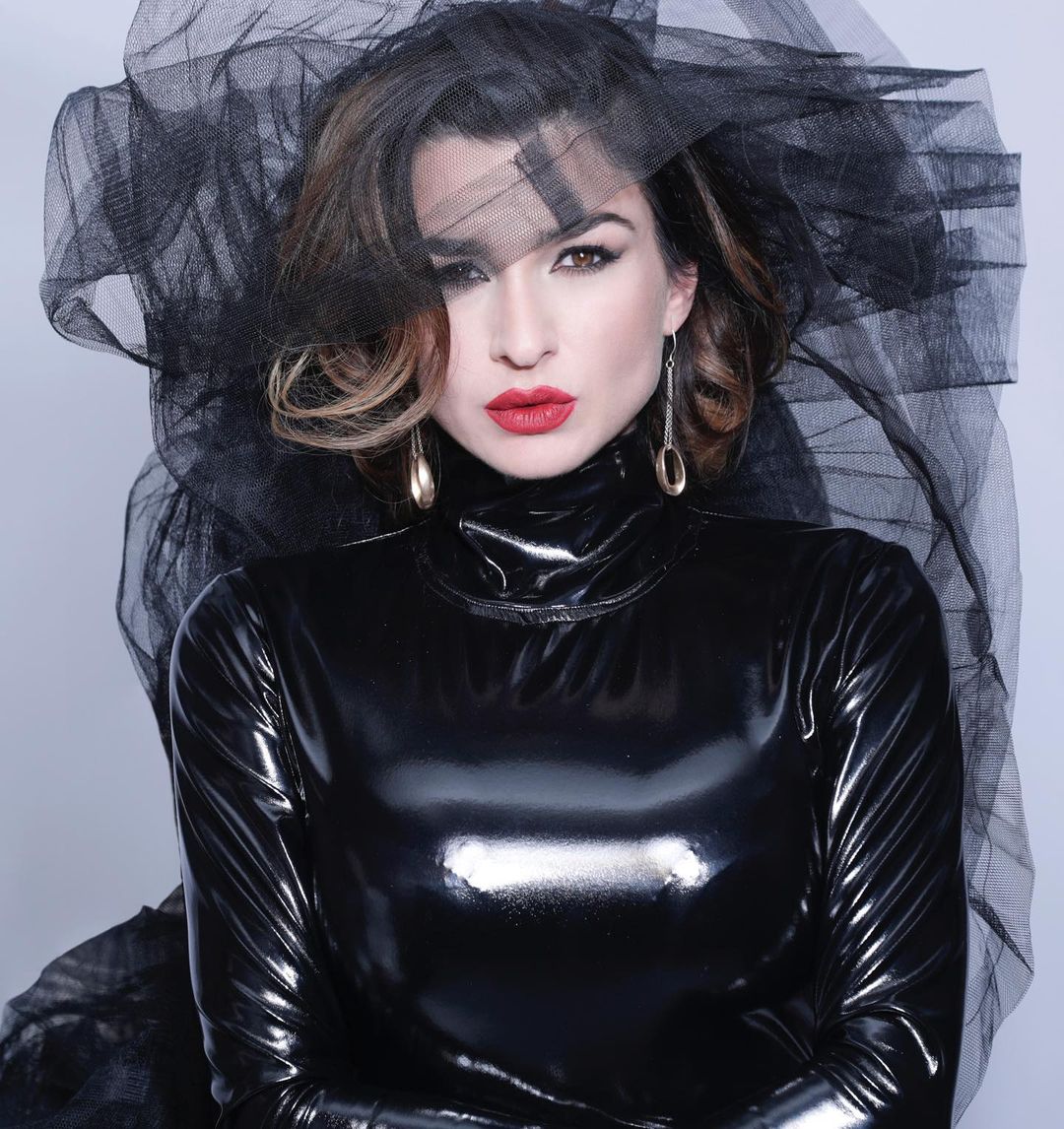 U shfaq e tensionuar në emisionin e Arbana Osmanit, Elsa Lila thumbon moderatoren? Këngëtarja: Sjellja ime varet nga…