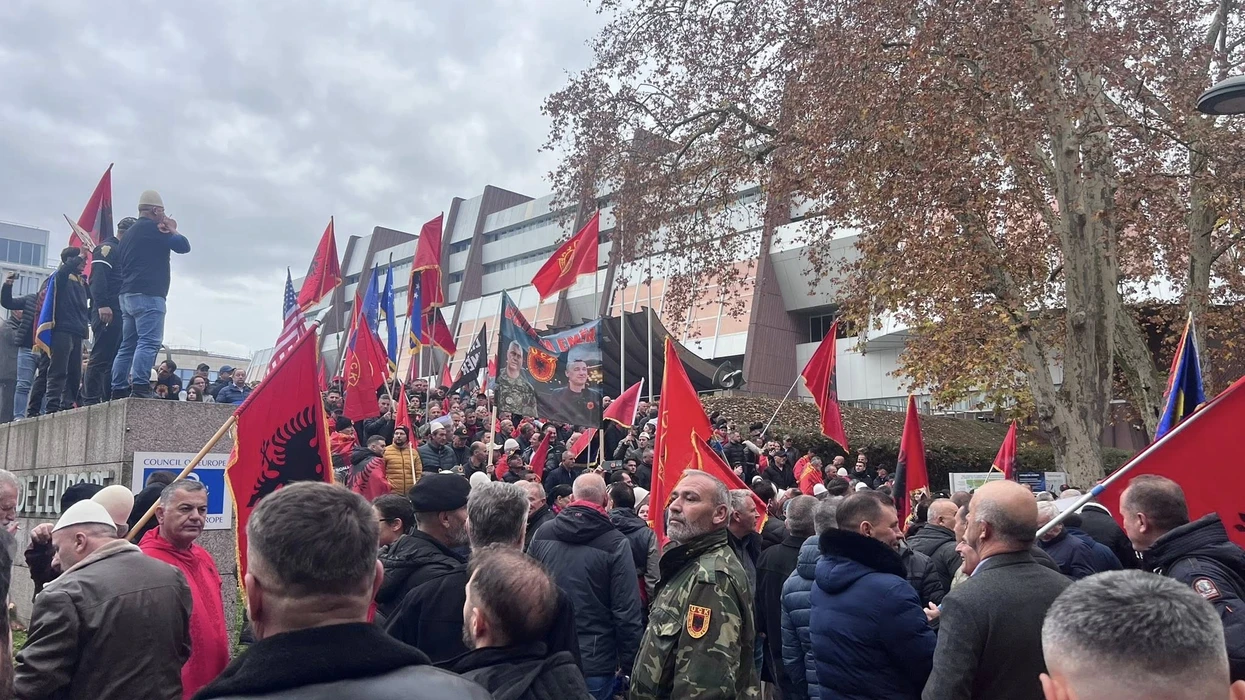 “UÇK, UÇK!” –  nis protesta e shqiptarëve në Strasburg në mbrojtje të ish-krerëve të UÇK-së
