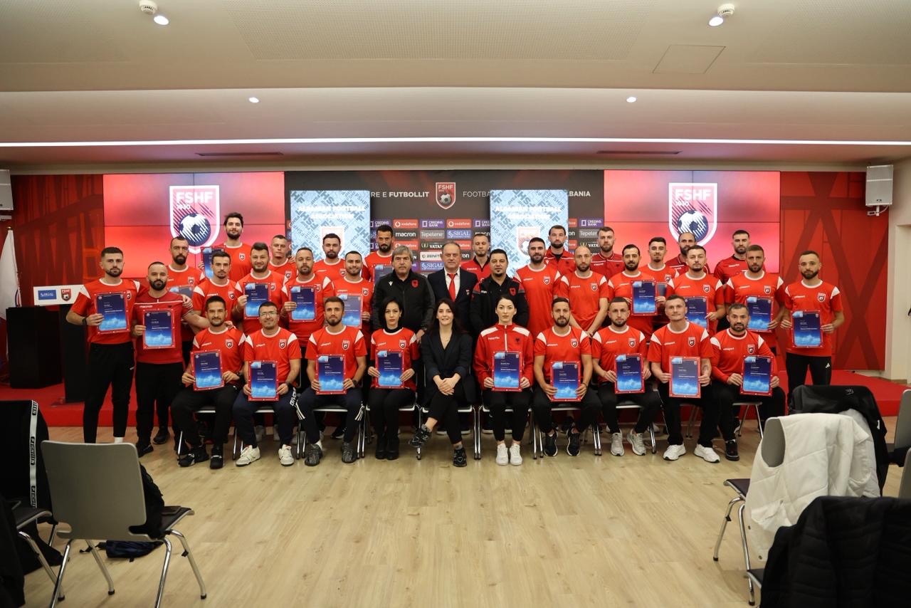 UEFA B, diplomohen 32 trajnerë të rinj! Mes tyre, edhe Taulant Xhaka