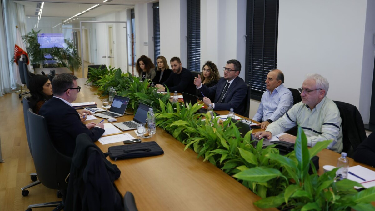 UEFA zbarkon në FSHF, takim ekspertësh për licencimin e klubeve