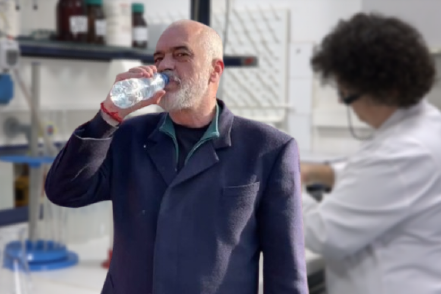 Uji i pijshëm i ambalazhuar/ KLSH ngre alarmin: Sistemi i kontrollit nuk garanton cilësi dhe siguri