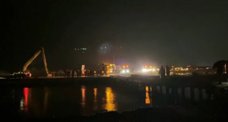 Uji rrezikon banesat/ Moti i keq, çahet argjinatura e kënetës në Tale, përmbyten disa rrugë