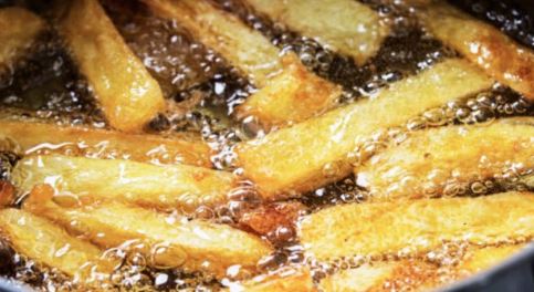 Ushqimet e skuqura të shkurtojnë jetën, ja dëmi që shkaktojnë