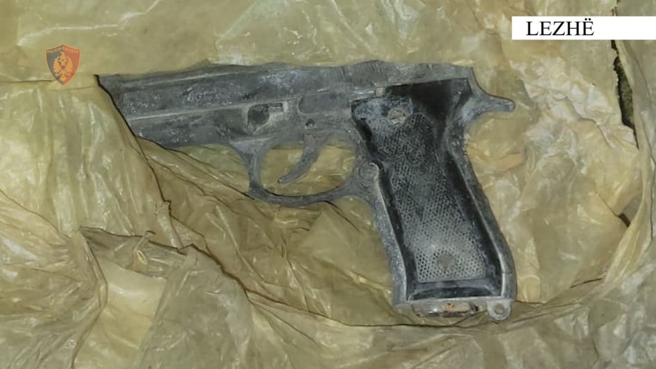 Ushtronte dhunë ndaj bashkëshortes dhe mbante në banesë një pistoletë, vihet në pranga 49-vjeçari në Lezhë