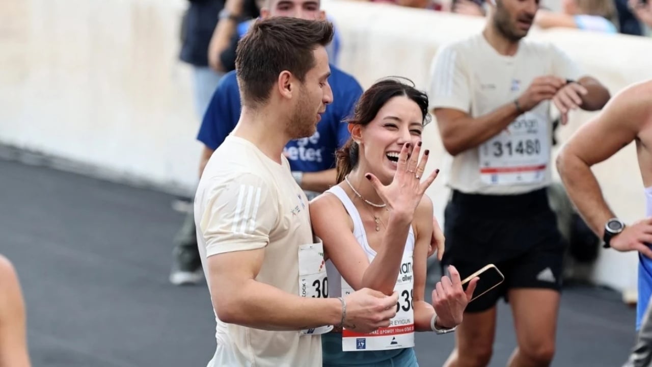 Vajza turke merr propozimin për martesë në finishin e garës, në Maratonën e Athinës