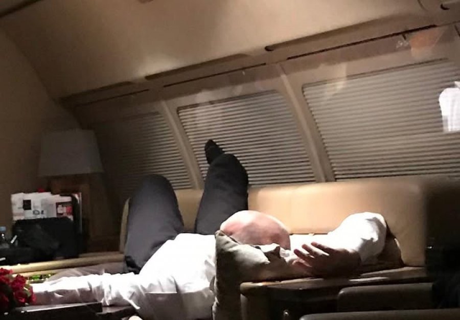 “Vendi nën ujë, Ramaduro në qiell…”/ Berisha ‘nuk kursen’ Ramën: I relaksuar në avionin privat në dispozicion