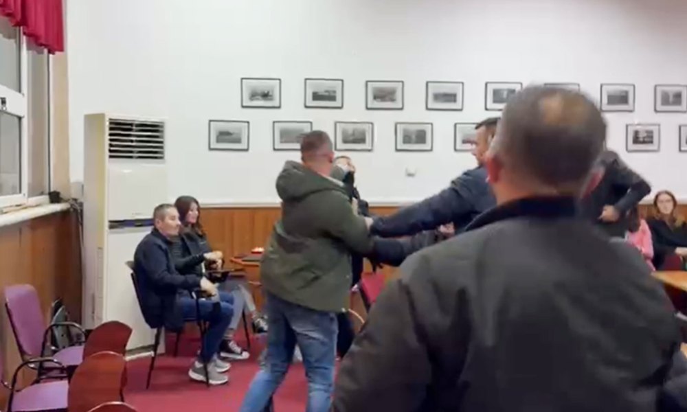 Vendimi që çoi në konfrontim fizik/ Kërcet grushti në mbledhjen e këshillit bashkiak të Pogradecit
