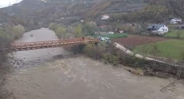 Vërshimet e ujit dëmtojnë urën e fshatit Xhyrë në Librazhd
