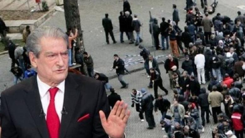 “Vetë Sali Berisha ka bredhur nëpër korridore duke inspektuar”/ 21 Janari, Rada: Berisha mbante kallashnikov në dorë