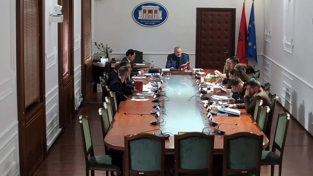 “Vetëm mua ma ndërprisni fjalën”/ Manja përplaset me Blushin: Ç’është kjo ‘është kapur për fyti drejtësia’?