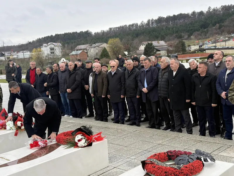 Veteranë të Ushtrisë Çlirimtare homazhe në Prekaz/ Kryetari i OVL-UÇK-së, uron festat e nëntorit: Ditëlindja e…