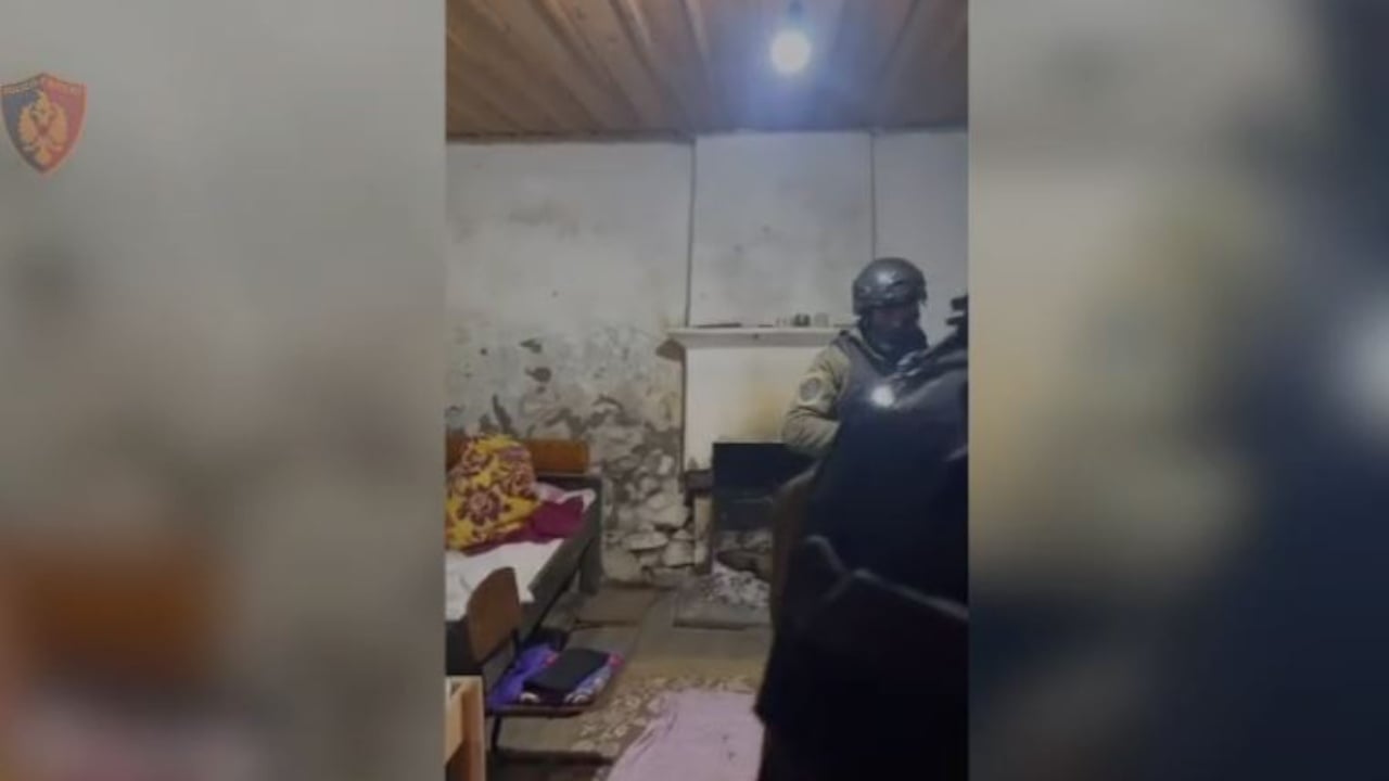 VIDEO/ 12 orë të ngujuar në banesë, reagon policia pas vetëdorëzimit të dy të dyshuarve! Iu gjetën arsenal armësh, granata dhe flamuri i ISIS