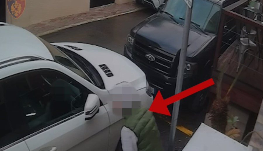 VIDEO / 22-vjeçari thyen xhamat e makinave dhe grabit mijëra euro, kapet nga policia