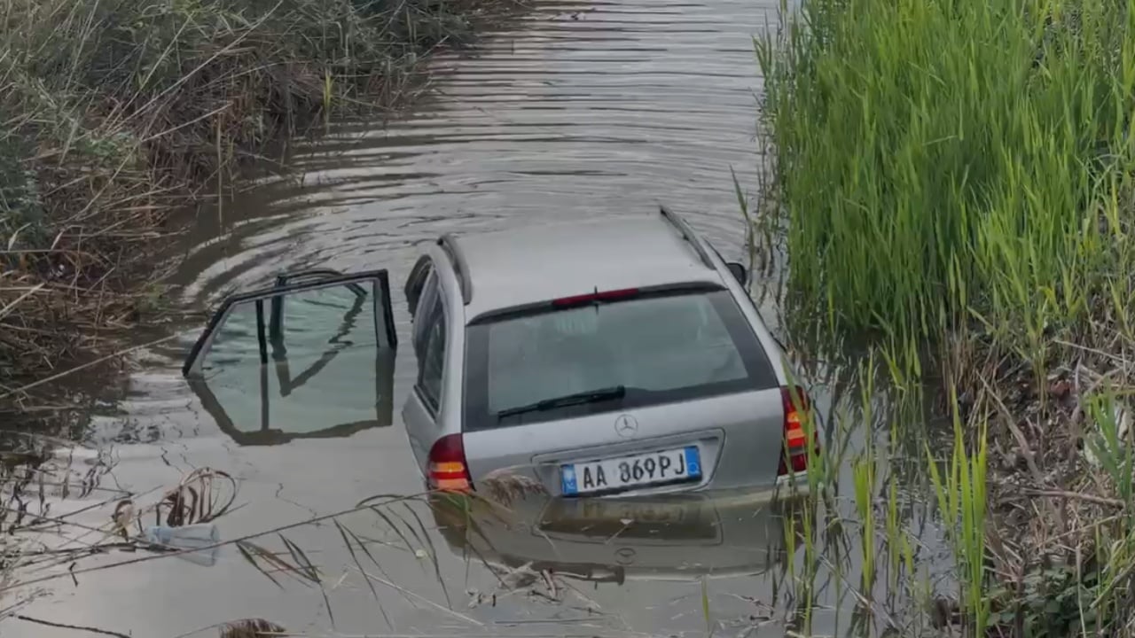 VIDEO/ Aksident në aksin Lezhë-Milot, makina fundoset në kanalin me ujë