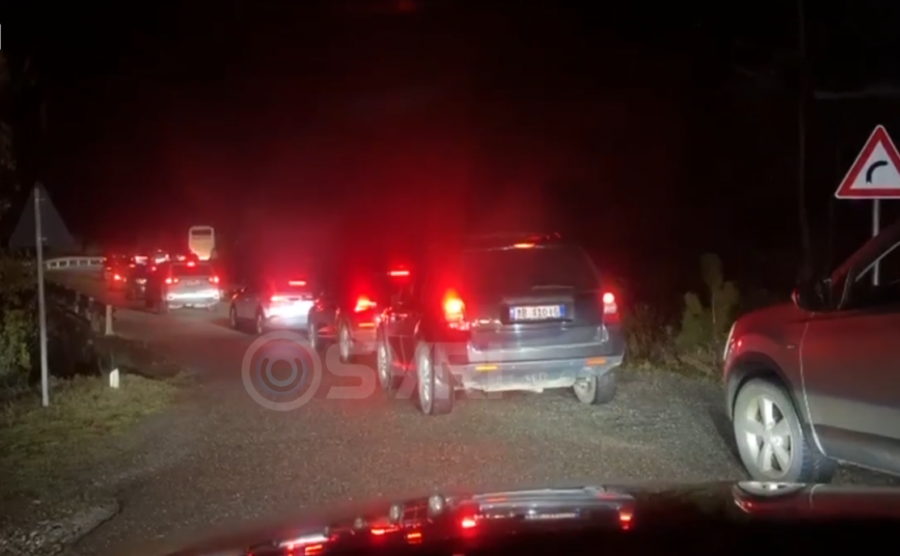 VIDEO/ Aksidenti bllokon Rrugën e Kombit, qindra qytetarë në kaos rrugës së vjetër Rrëshen-Rubik