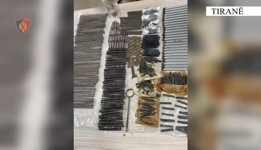 VIDEO/ Armët janë sheshit në Tiranë, policia arreston 1 taksist me 4 pistoleta – Altin Celami, u kap në flagrancë