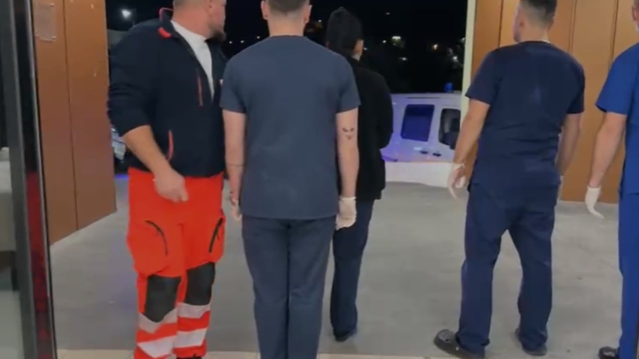 Video/ Atentati me 6 plumba që i mori jetën 36-vjeçarit në Selenicë, dalin pamjet e rënda kur viktima mbërrin pa jetë në spital