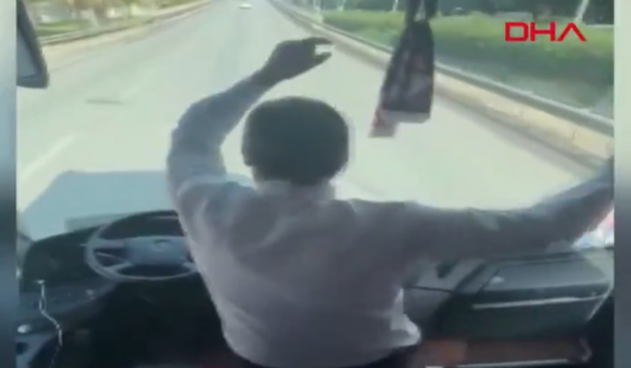 VIDEO-Çfarë guximi, shoferi lë timonin e autobusit dhe hedh valle me tifozët/ Ngjarja shkakton “trazira” në…