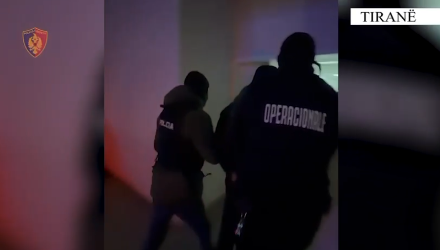 VIDEO- Dhunuan dhe morën peng 27 vjeçarin për 5 mijë euro/ Pranga 2 të rinjve, shpallen në kërkim 3 të tjerë