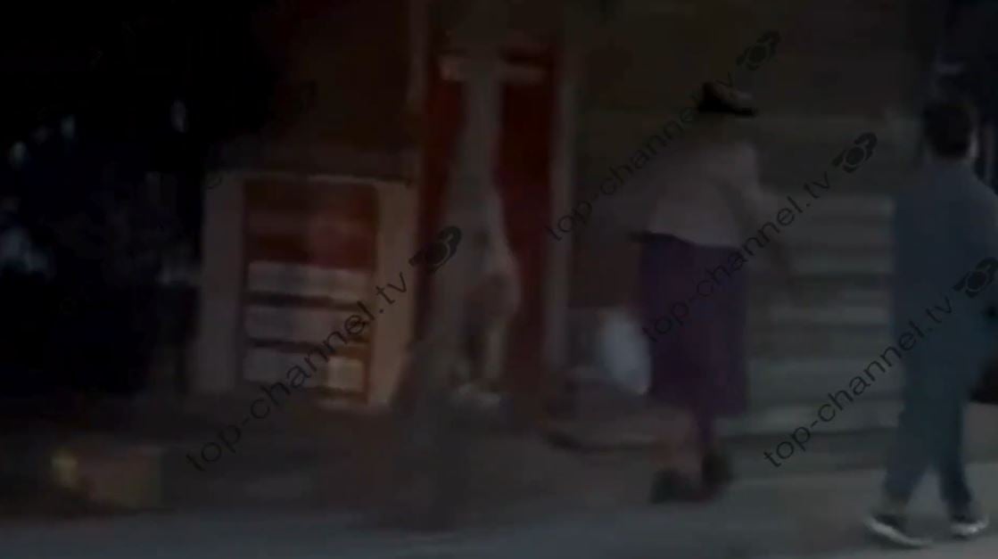 VIDEO/ E pazakontë, 69-vjeçari nga Roskoveci kamuflohej si grua dhe dilte nëpër fshat… duke thyer masën e arrestit