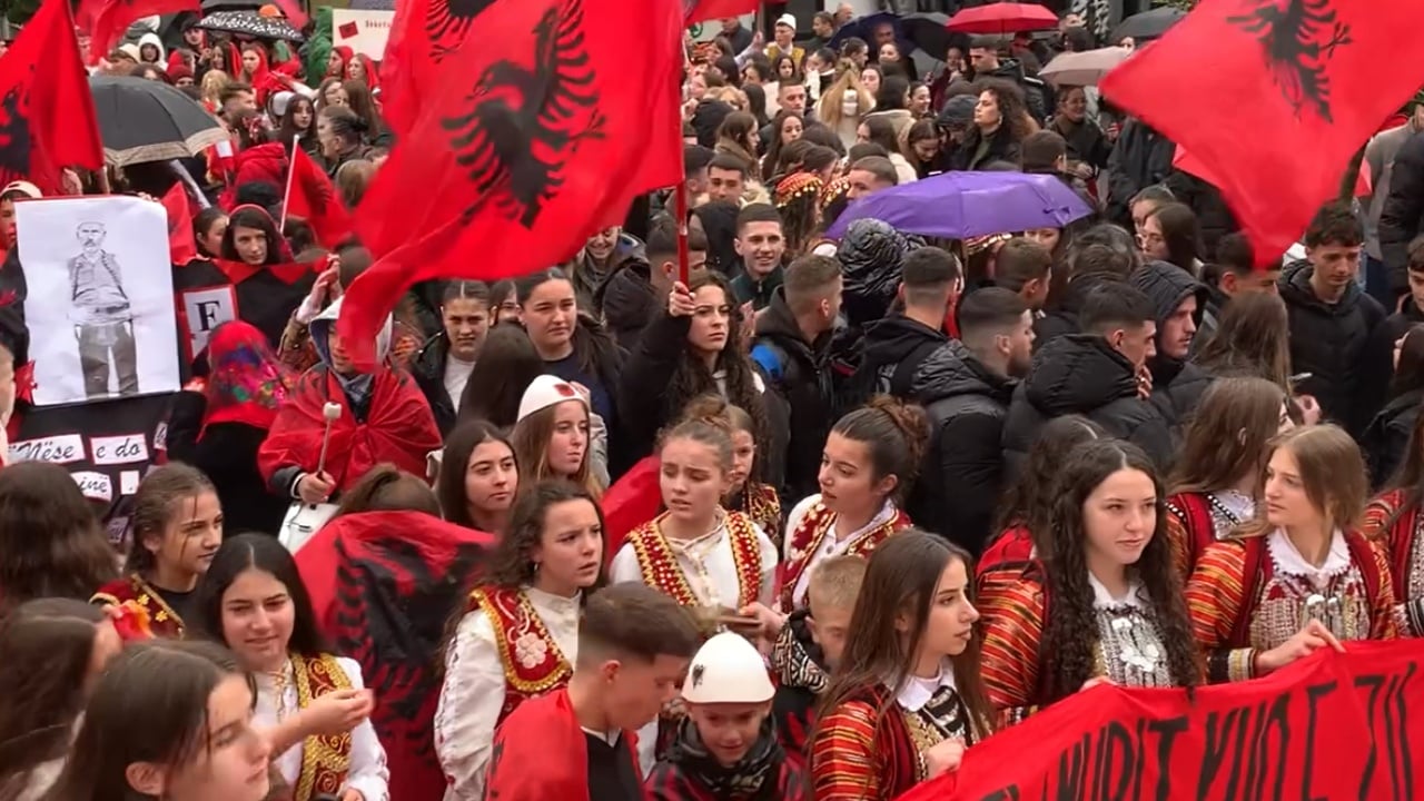 Video/ Festat 28-29 Nëntorit, nxënësit “pushtojnë” pedonalen e Bulqizës me veshje tradicionale dhe flamurin kombëtar
