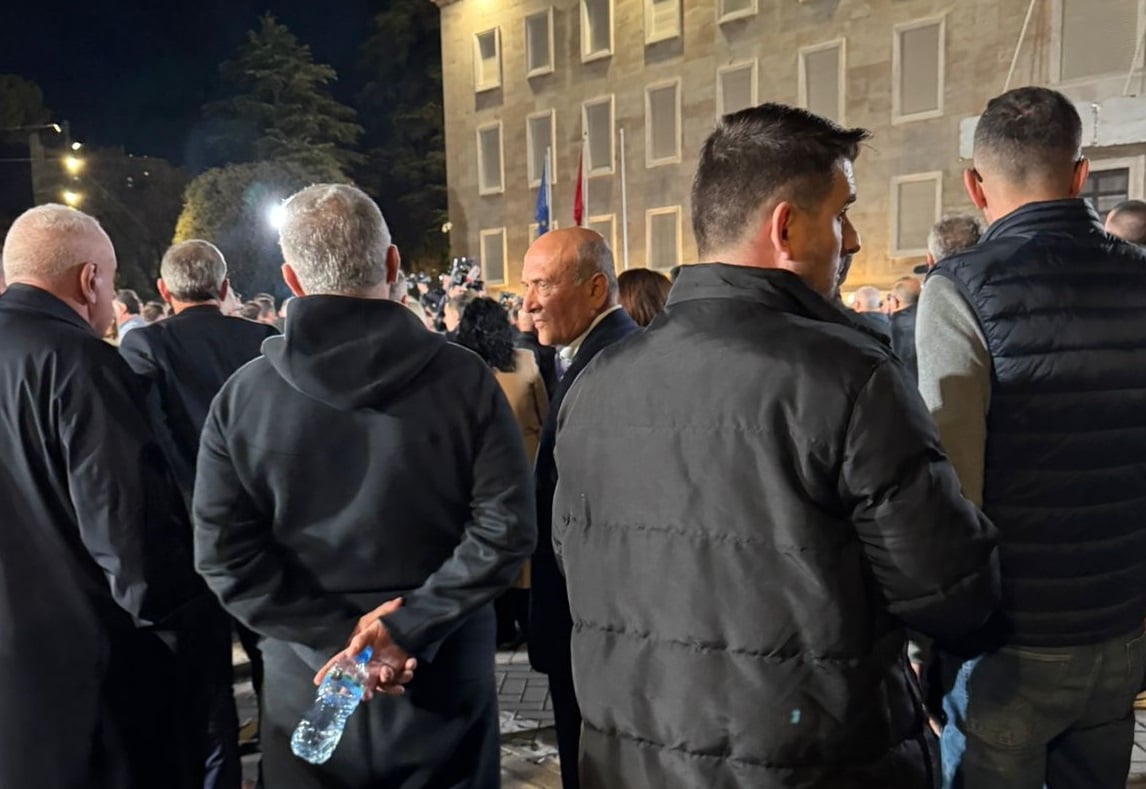 Video-Foto/ Çfarë nuk u pa në protestën e PD, nga ‘rebeli’ Leskaj me veshje sportive, te ‘kërcimtari’ që vodhi vëmendjen