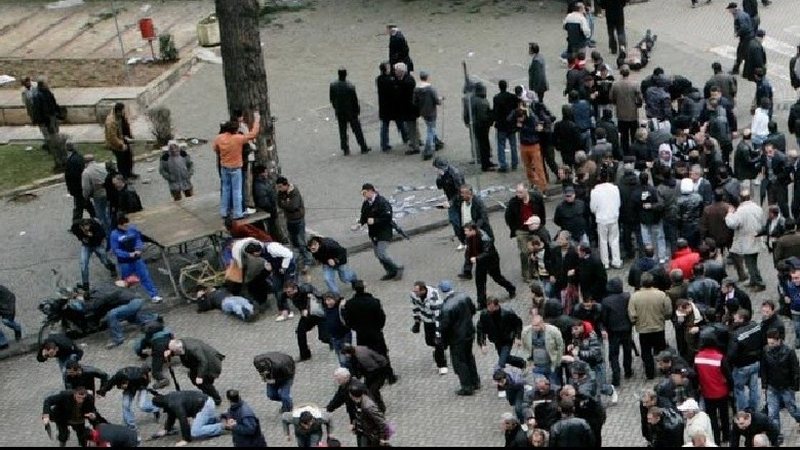 VIDEO-“Gjakos, gjakos”, gazetari zbulon detaje tronditëse nga audio përgjimi i ’21 janarit’: 4 vrasjet janë bërë në 8 sekonda….