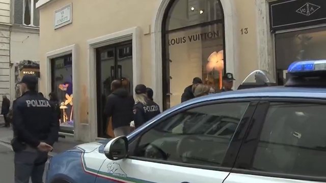 VIDEO/ Grabitje në dyqanin e Louis Vuitton në qendër të Romës, vidhen artikuj me vlerë mijëra euro