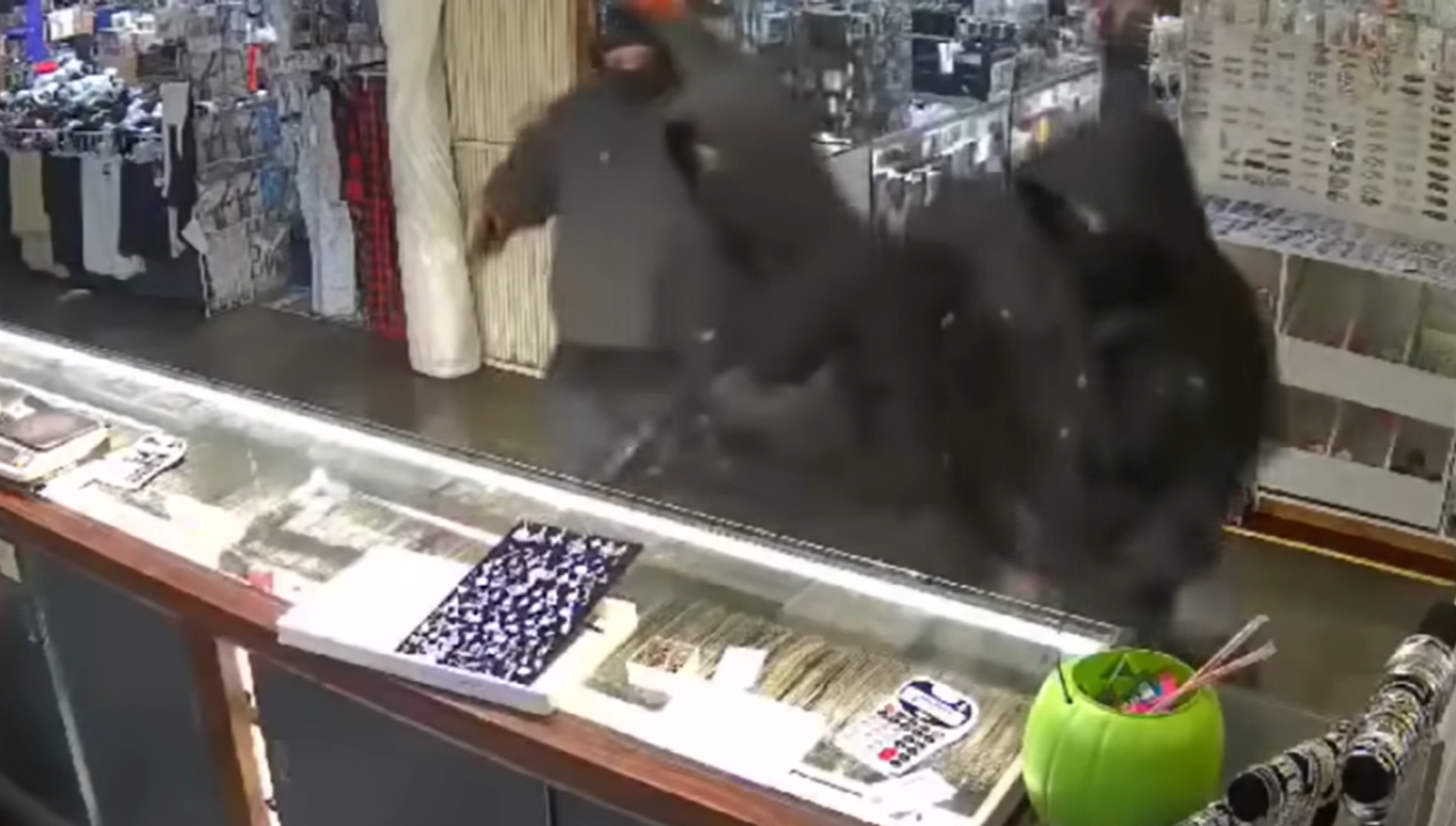 VIDEO/ Grabitje spektakolare në një dyqan bizhuterish në Los Angelos! Punonjësi tenton të largojë autorët, qëllohet me armë roja