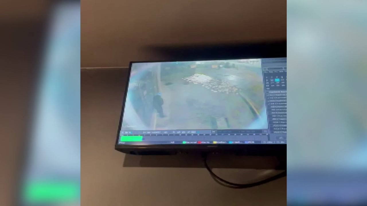 VIDEO/ I maskuar dhe me shishen e benzinës në derën e biznesit, si autori i maskuar i vuri flakën mobilierisë