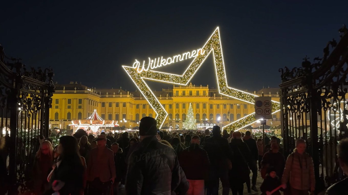 Video/ Imazhe përrallore nga Vjena, tregu i parë i Krishtlindjeve në Evropë hapet për vitin 2025