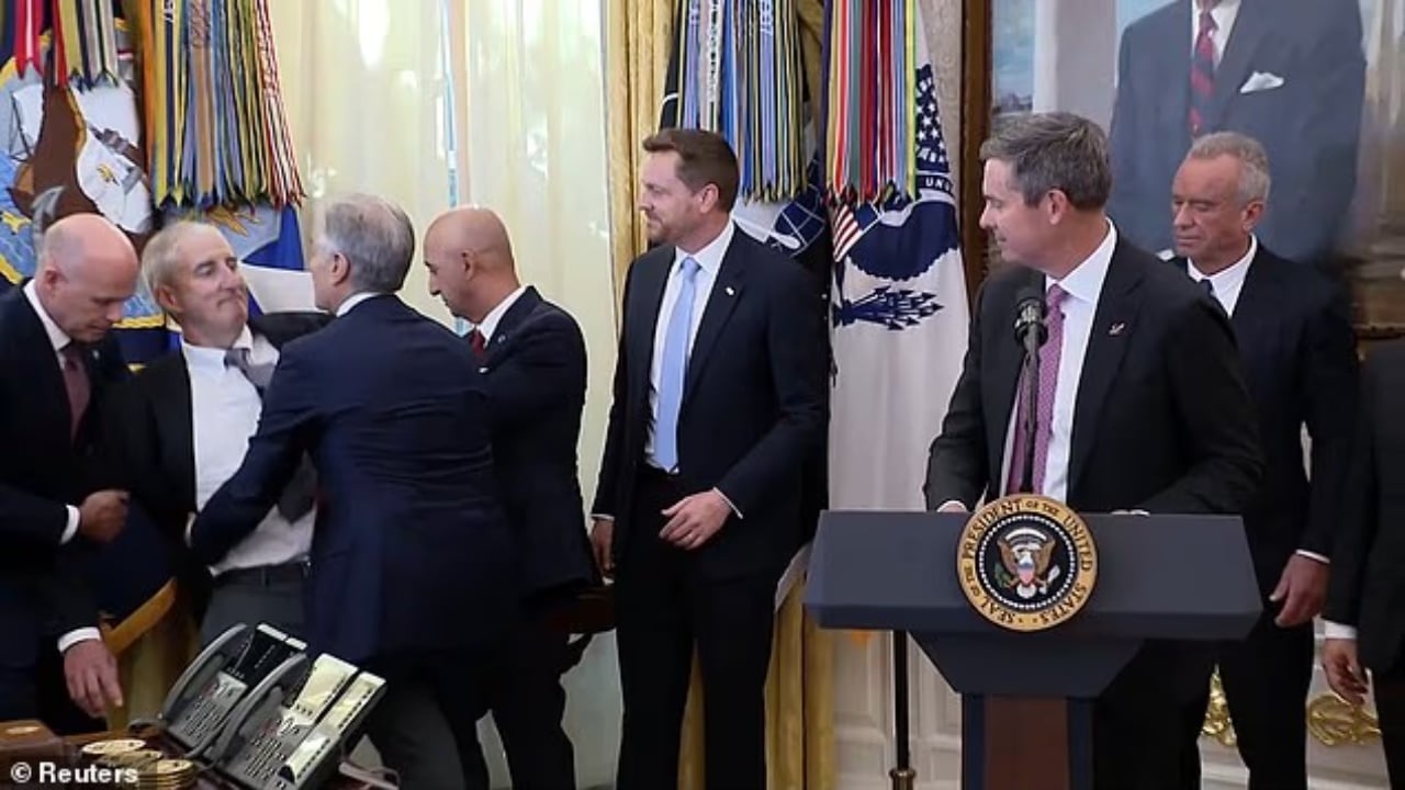 VIDEO/ Incident në Shtëpinë e Bardhë, bie në tokë gjatë fjalimit përfaqësuesi i një kompanie farmaceutike