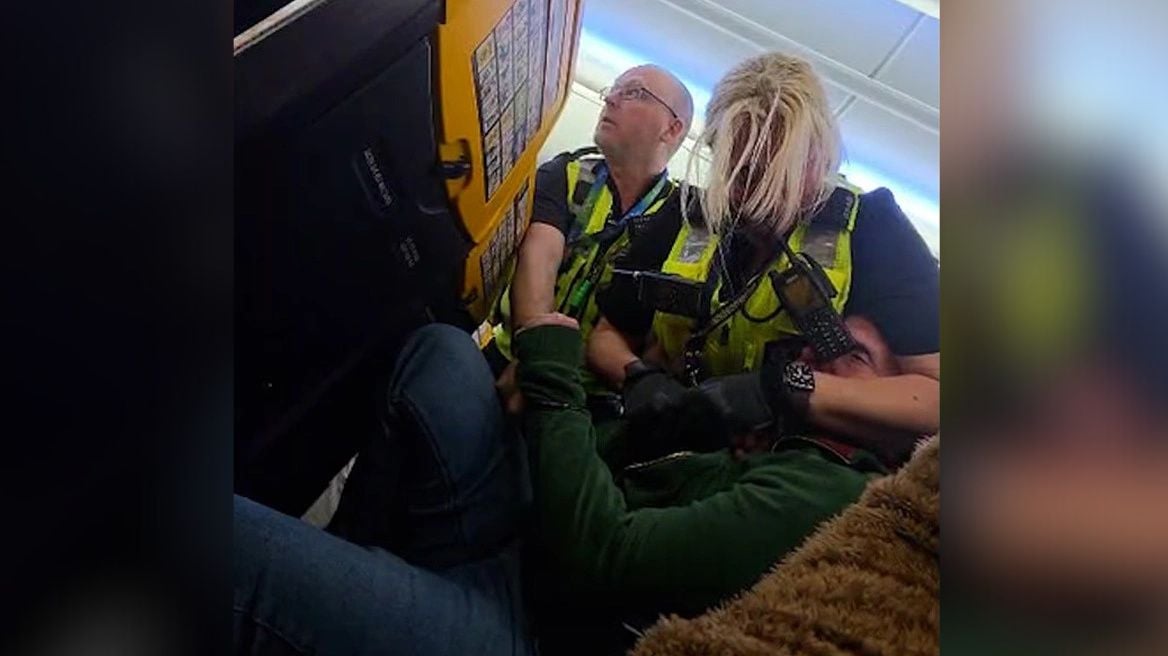 VIDEO/ Kaos në një fluturim nga Ukraina në Angli, pasagjeri i dehur refuzon të rrijë në vendin e tij gjatë uljes së avionit, sulmon edhe punonjësit e sigurisë