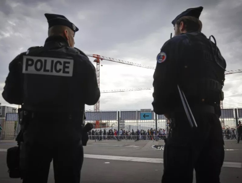 VIDEO-Kërcënim për bombë në televizionin francez, ndërpritet transmetimi live dhe evakuohet stafi