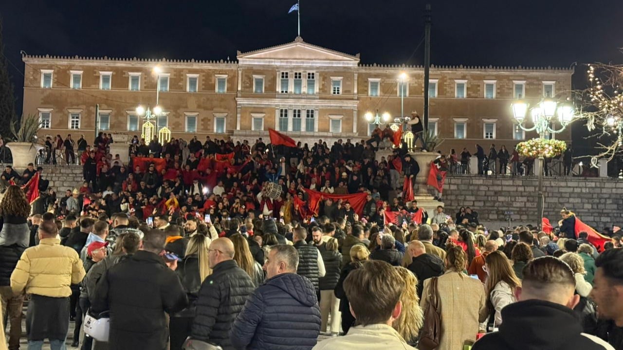 Video-Lajm/ Festat e 28-29 nëntorit, ndjehen edhe në vendin fqinj. Shqiptarët “pushtojnë” qendrën e Athinës