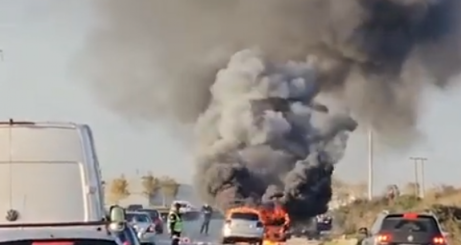 VIDEO/ Lushnje-Rrogozhinë, mjeti shpërthen në flakë pas përplasjes, shkaktohet trafik i rënduar