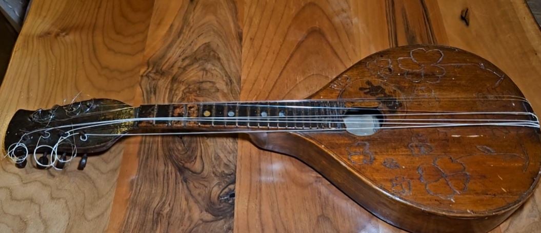 Video/ Mandolina 120-vjeçare dhe dorëshkrimet e serenatave, Pasuria e rrallë e Korçës