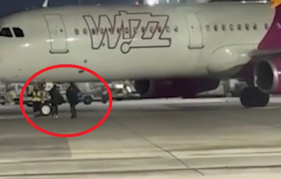 VIDEO / “Mbaje avionin se erdhëm!” Dy pasagjerë shpërthejnë derën e sigurisë dhe vrapojnë në pistë