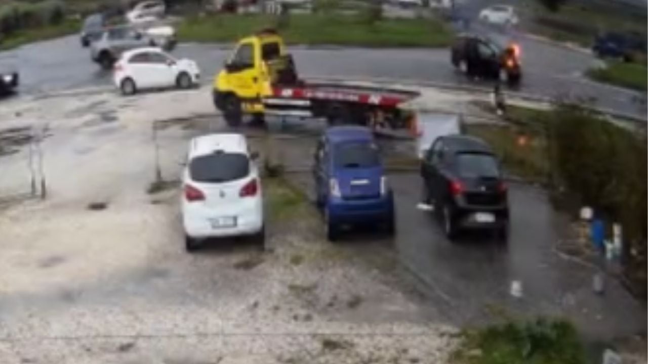 Video/ Momenti kur shpërthen në flakë makina pas aksidentit në aksin Lushnjë-Rrogozhinë, pasagjerët dalin…