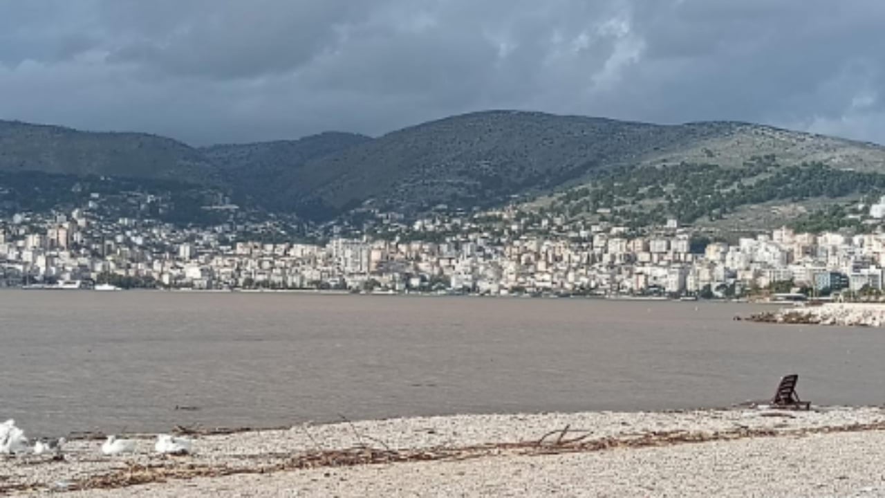 Video/ Moti i keq në vend ndryshon ngjyrën e detit Jon, ja si është shndërruar vija bregdetare në Sarandë