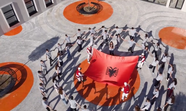 VIDEO / Në prag të festave të Nëntorit, Rama shpërndan krijimin e veçantë të nxënësve të Shkodrës