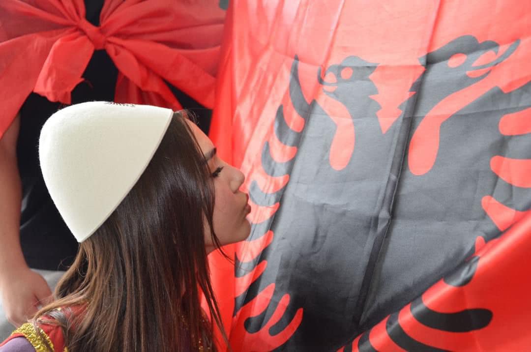 VIDEO/ Në prag të festave të nëntorit, shqiptarët veshin New Yorkun ’kuq e zi”