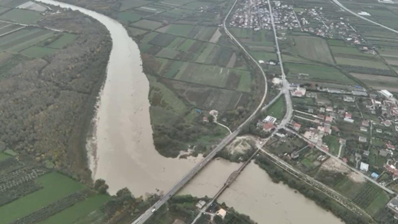 Video/ Pamje me dron, Lumi Vjosa në pikë kritike pasi rrezikon të dalë nga shtrati