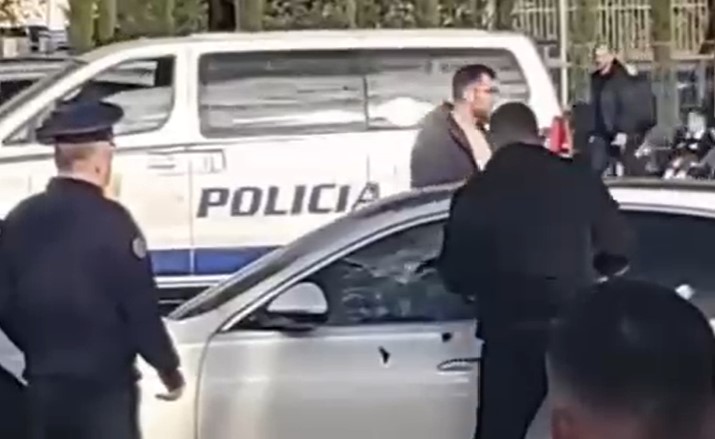 (VIDEO) Pamje nga Rinas: Policia përpiqet të hapë makinën e blinduar pas atentatit ndaj Gilmando Danit